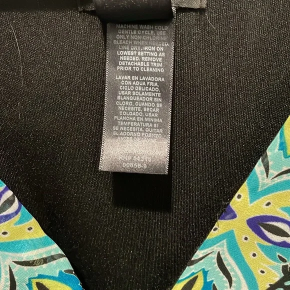 20W beautiful design V neck dress. Only worn a few times - Picture 4 of 4